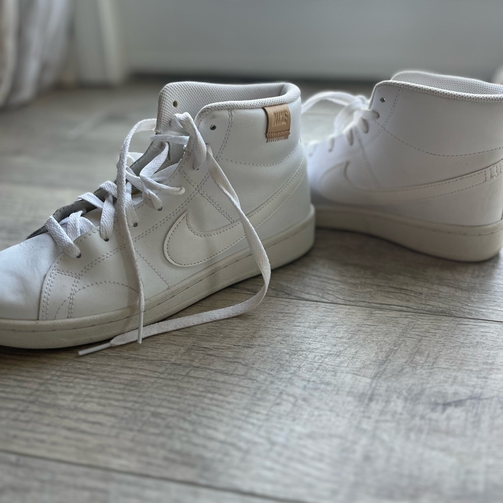 Nike women’s tennis shoe